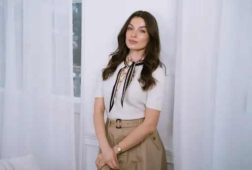 casualowa stylizacja z jedwabną apaszką